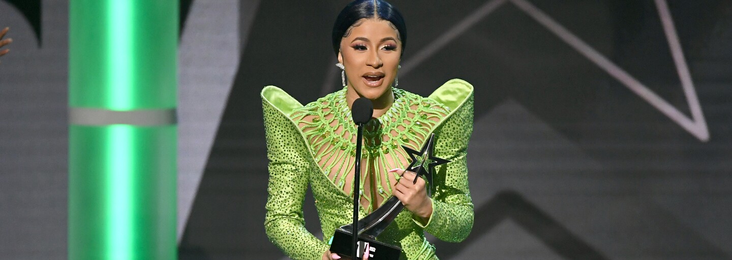 Cardi B ako mohutný leguán či Rihanna v all black outfite. Čo mali oblečené celebrity na BET Awards 2019?