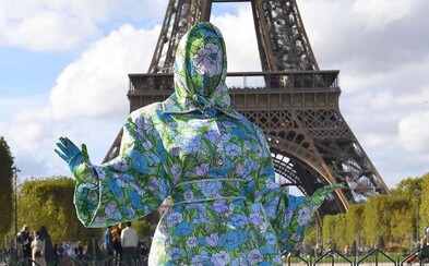 Cardi B pózuje před Eiffelovkou v outfitu, který zakrýval 100 % jejího těla. Dávejte pozor, aby mě nesrazilo auto, žertovala Cardi B pózuje před Eiffelovkou v outfitu, který zakrýval 100 % jejího těla. Dávejte pozor, aby mě nesrazilo auto, žertovala