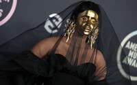 Cardi B so zlatou maskou na tvári, odhalené krivky aj drahé šperky. Sleduj outfity z červeného koberca AMAs   