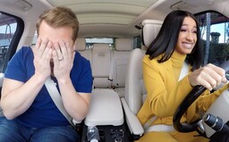 Cardi B v novém Carpool Karaoke přiznala, že má 5 aut, ale neumí řídit. Zatančila si i s důchodci