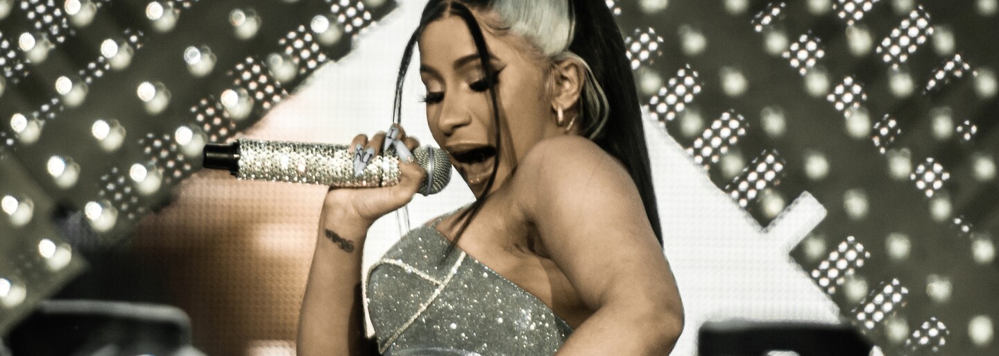 Cardi B vyhrála soud nad youtuberkou, která se měla snažit zničit její kariéru. Musí smazat videa a zaplatit tučnou pokutu
