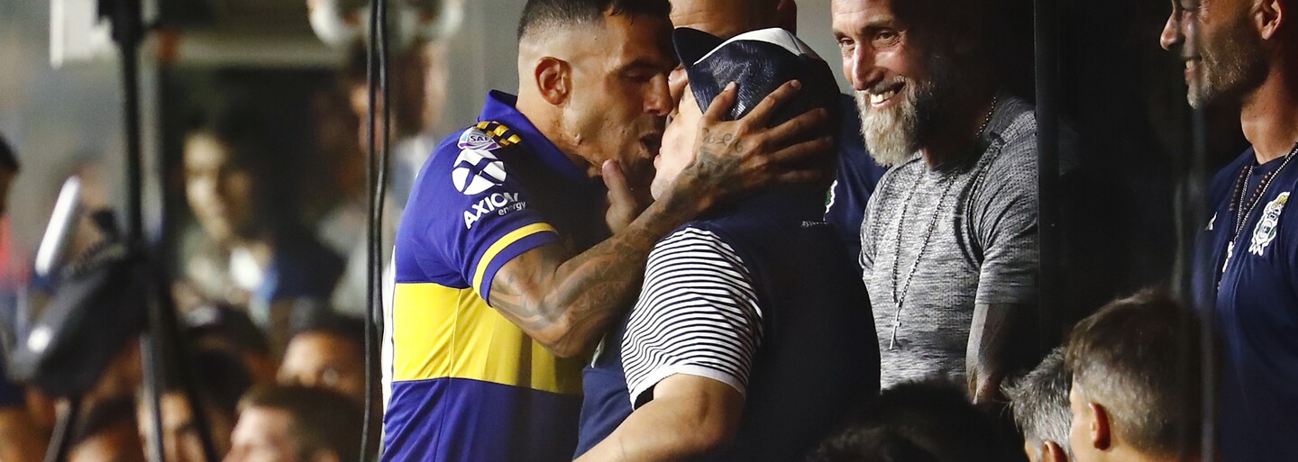 Carlos Tevez takto pobozkal Diega Maradonu pred zápasom, ktorý rozhodol o titule pre Bocu Juniors v domácej lige