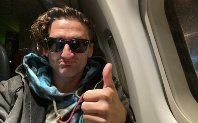 Casey Neistat byl v Praze, na letišti soupeřil s úklidovým robotem Casey Neistat byl v Praze, na letišti soupeřil s úklidovým robotem