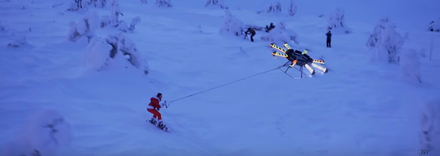 Casey Neistat sa nezastaví pred ničím. Nechal si zostrojiť dron, ktorý mu umožnil zalietať si nad lyžiarskym strediskom