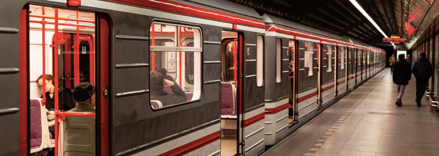 Část metra linky B nejezdila. Provoz zastavil smrtelný pád muže pod soupravu