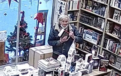 VIDEO: „Vášnivý čtenář“ ukradl v Praze z prodejny 88 knih. Způsobil škodu za téměř 30 tisíc korun.