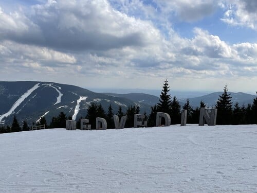 Tohle horské středisko je nejnavštěvovanější v Česku a nachází se v Krkonoších. O který skiareál se jedná?