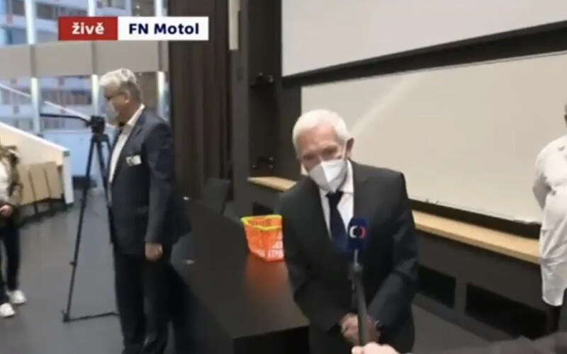 VIDEO: Český profesor v priamom prenose poďakoval za výrobu vagíny, nie vakcíny.