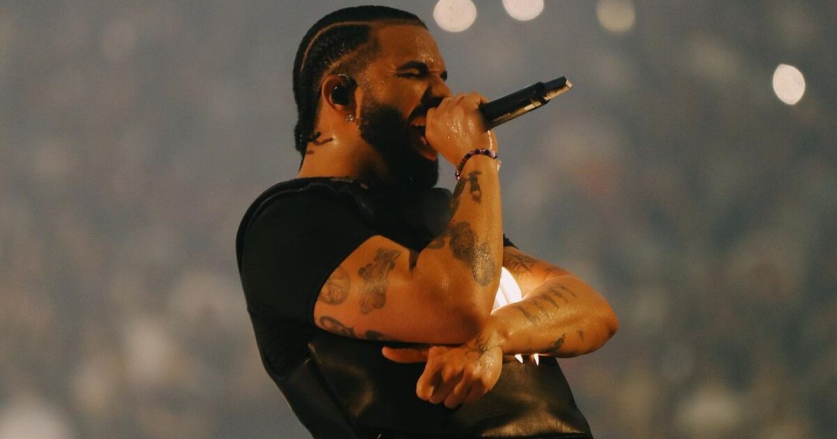 Drake předvedl jedinečný růžový pár tenisek Nike Glide na koncertě v Los Angeles