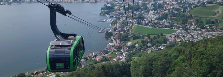 Stezku korunami stromů najdeš i v Rakousku. Ze samotného vrcholu je bezkonkurenční výhled na malebné jezero