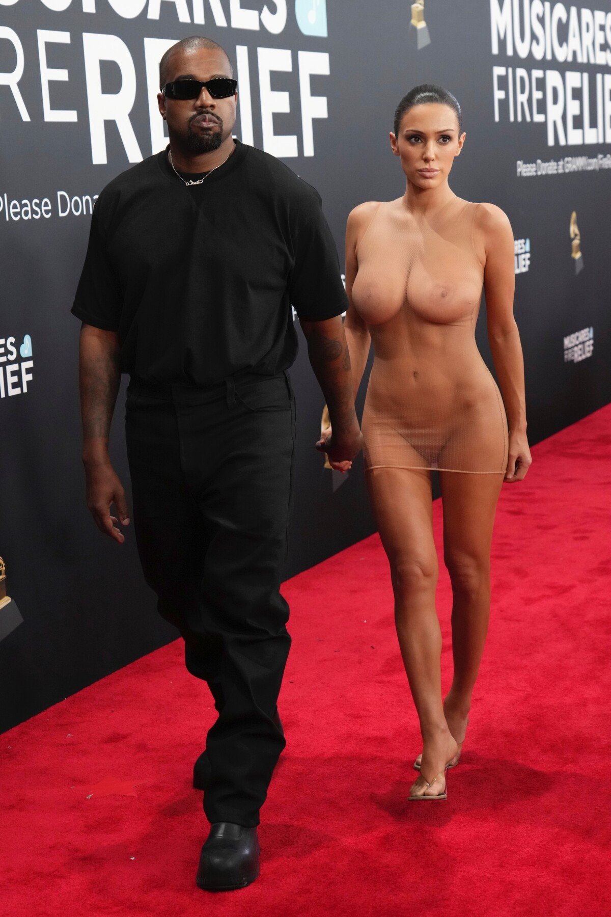 Rozruch na Grammy Awards spôsobil Ye (predtým Kanye West, pozn. redakcie) s partnerkou Biancou Censori.