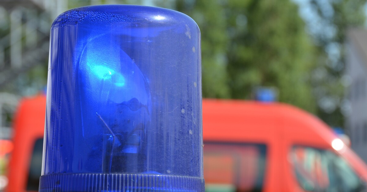 Řidička narazila do betonového svodidla, až vyletěl motor z auta. Na Pražský okruh musel vrtulník