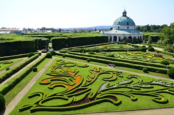 Na posledním obrázku vidíme Květnou zahradu. Jde o raně barokní park, který je zapsán na seznamu památek UNESCO. V jakém městě ho můžeme najít?