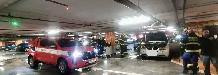 V garážích na Chodově hořelo BMW