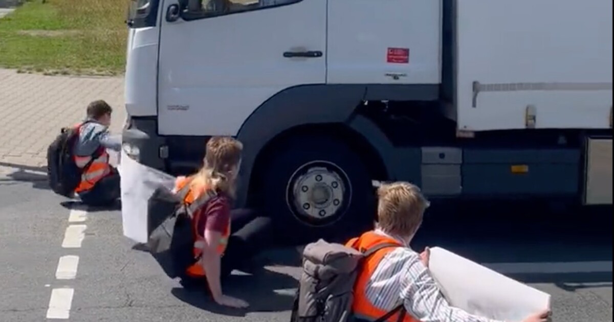 Video: Německý řidič najel kamionem do protestujících na silnici