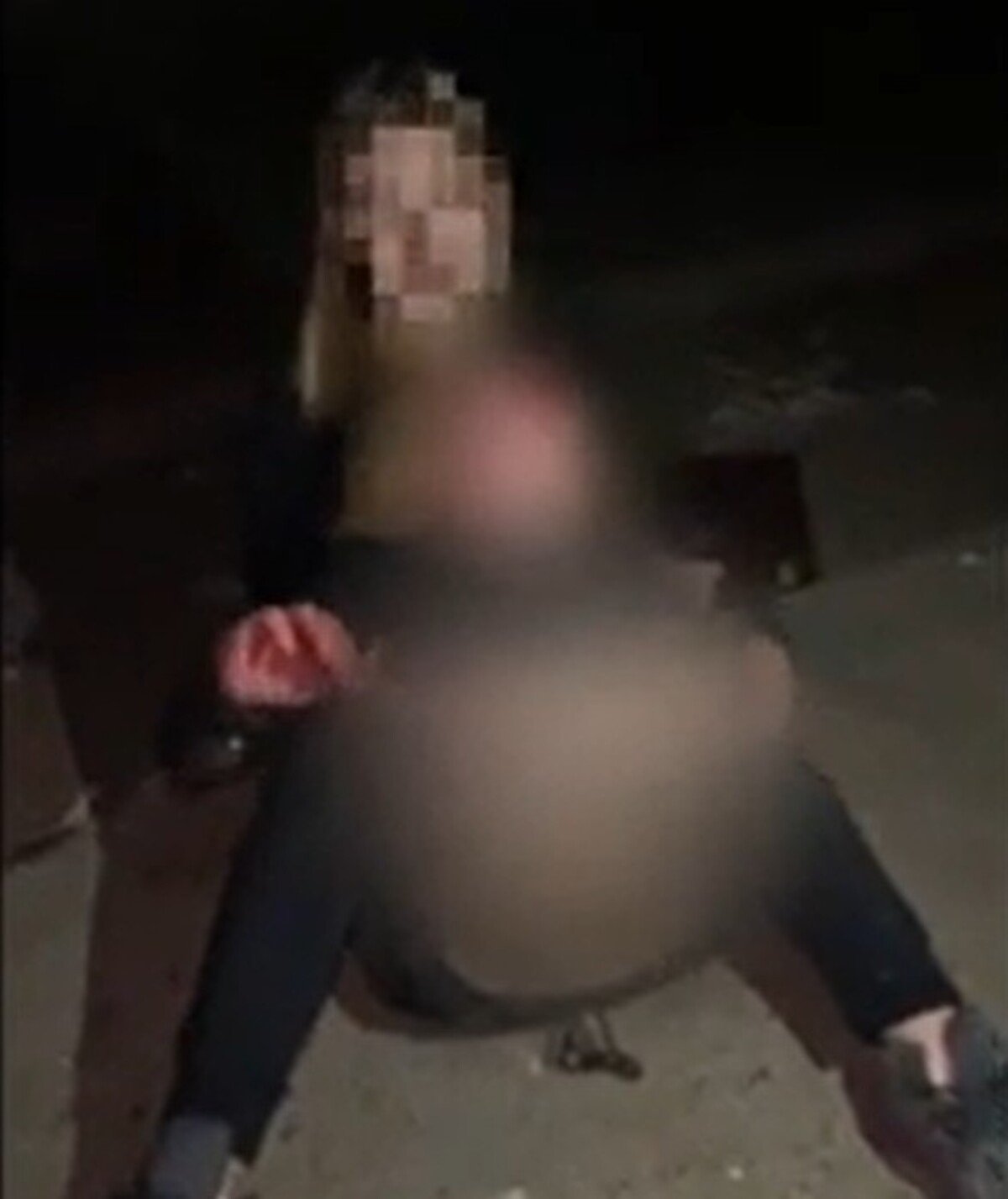 Záber z videa, na ktorom šikanovali 11-ročné dievča.