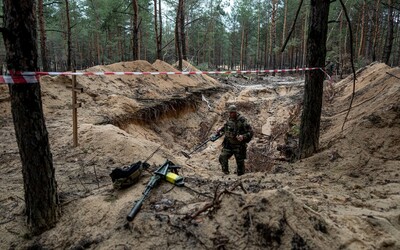 V ukrajinském Izjumu byl objeven masový hrob se 440 těly. Zelenskyj nález přirovnal k masakru v Buči.
