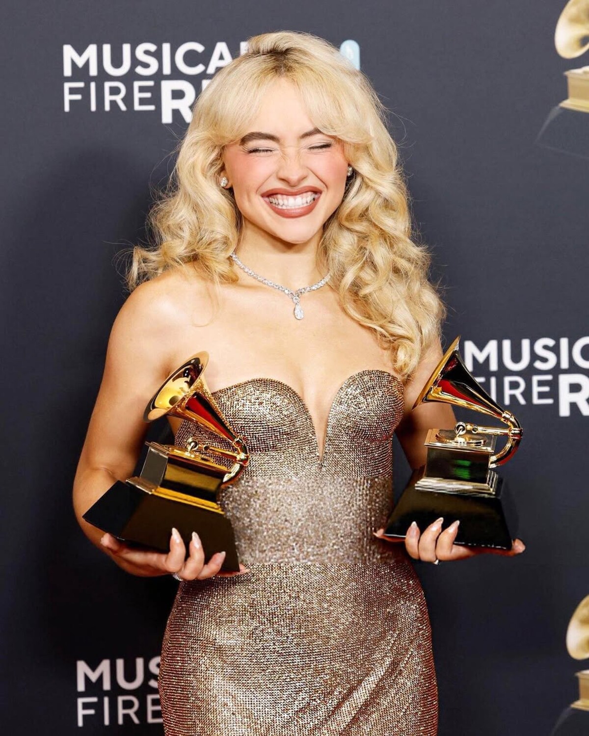 Sabrina na tohtoročných Grammy skutočne zažiarila a na svoje konto si pripísala svoje prvé dve sošky.