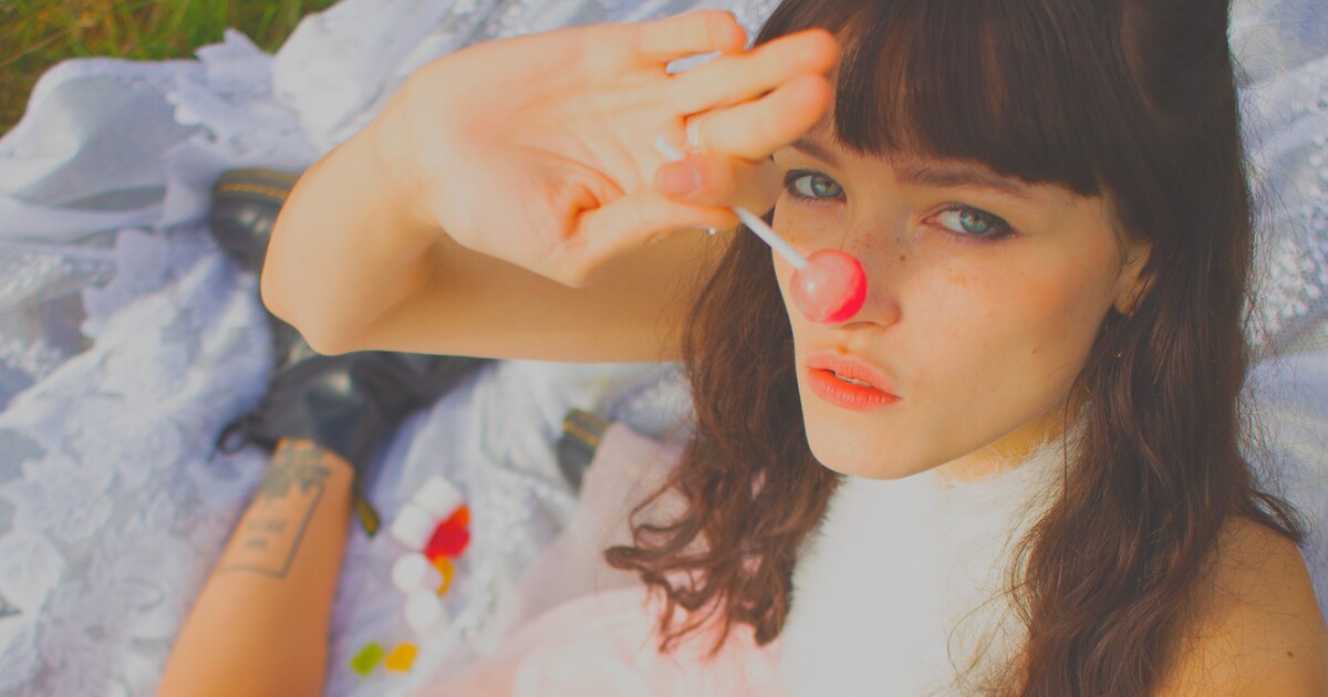 Bezejmenná z Valašska tvoří cover arty k písničkám. Nanashi seznamuje veřejnost s uměleckými směry generace Z