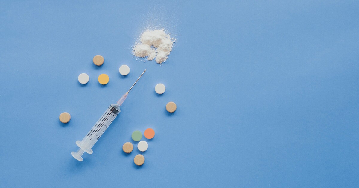 Nová zpráva o drogách v Česku: Po čem je největší poptávka a kde se látky nejvíc prodávají?