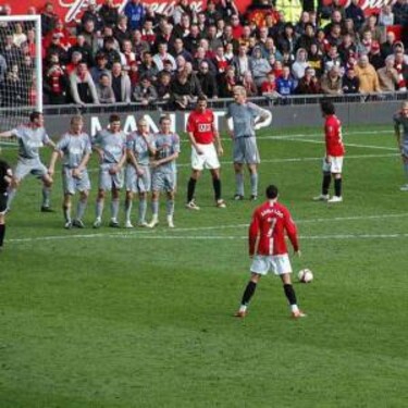 Hráč stojaci v offside stojí PRIAMO pred brankárom, ktorý inkasoval gól z priameho kopu.