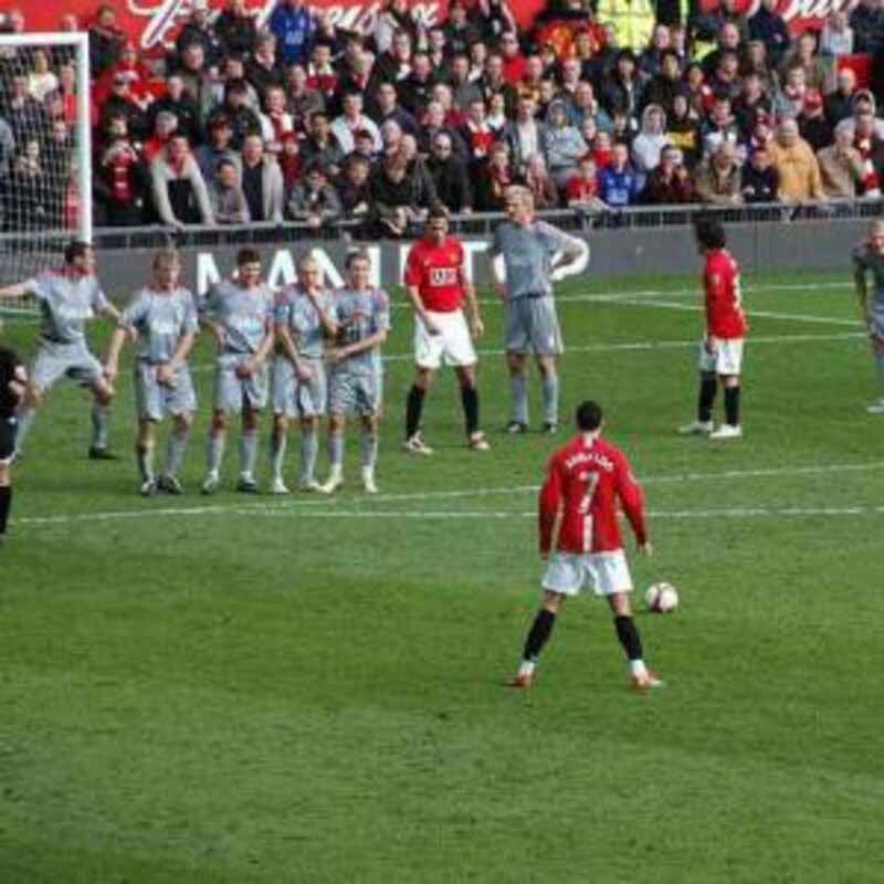 Hráč stojaci v offside stojí PRIAMO pred brankárom, ktorý inkasoval gól z priameho kopu.