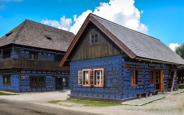 V ktorej obci leží slovenský skanzen známy svojou geometrickou ornamentikou?