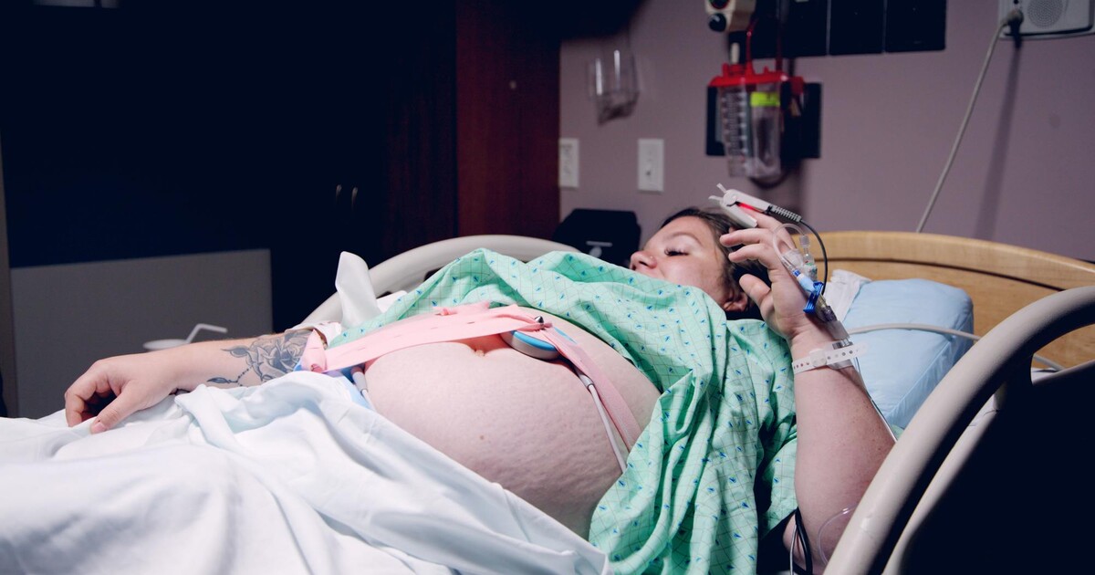 Muž chce miliardu za to, že sledoval porod své manželky. Viděl její orgány a prý má psychické problémy