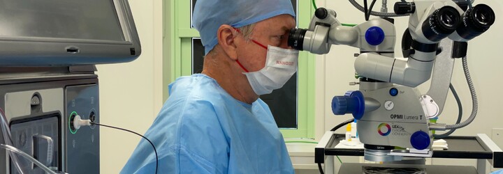 „Bionické oko bude reálné, ale zatím spadá spíše do říše sci-fi,“ říká přední oční chirurg