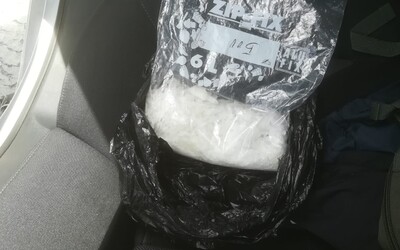 Policajti zasahovali proti drogovým dílerom na juhu Slovenska. Zadržali pol kila kryštalickej látky a 20 tisíc eur v hotovosti.