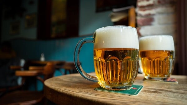 Približne koľko ľudí sa na Slovensku vyšetrí kvôli problému s alkoholom? 