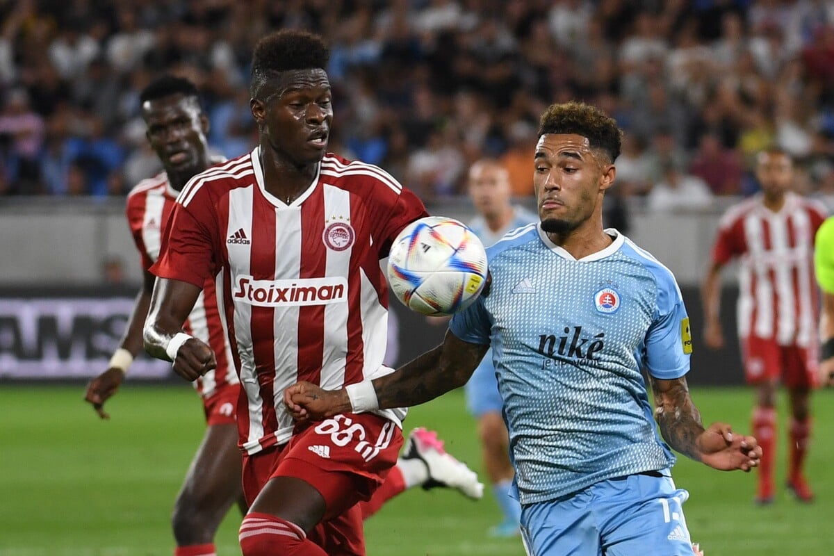 Na snímke zľava Pape Abou Cissé (Olympiakos) a André Green (Slovan) počas odvetného zápasu 3. predkola Európskej ligy medzi ŠK Slovan Bratislava – FC Olympiakos Pireus 11. augusta 2022 v Bratislave.