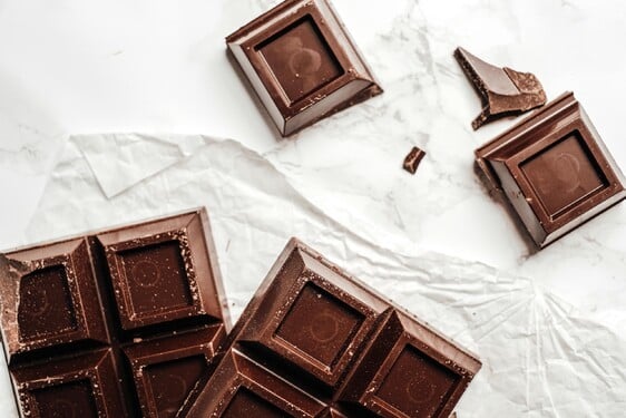 Tipneš si, koľko kakaových bôbov potrebuješ na výrobu jednej 100 g tabuľky mliečnej čokolády?