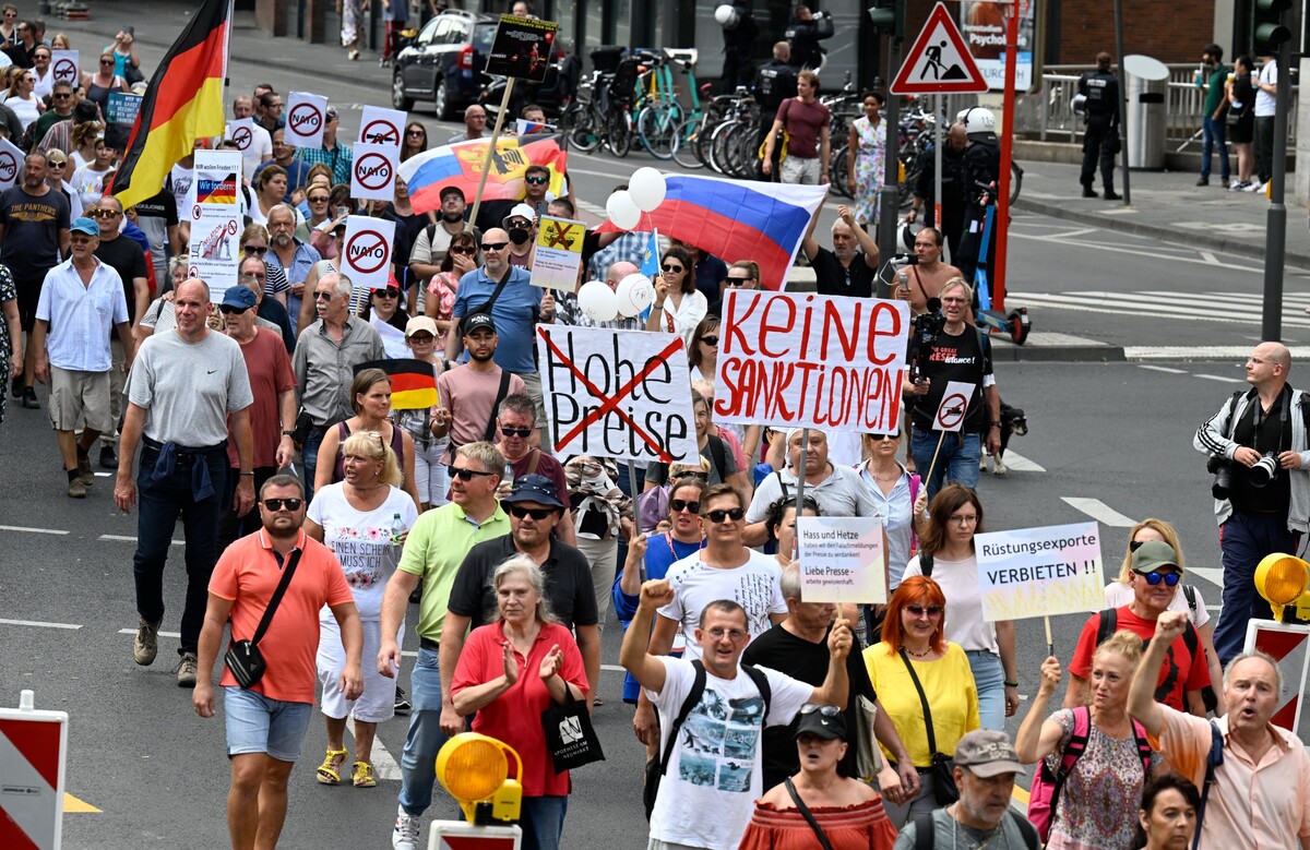 Účastníci proruského zhromaždenia pochodujú v uliciach Kolína nad Rýnom. Približne 2 000 rusky hovoriacich demonštrantov požadovalo, aby nemecká vláda prestala podporovať Kyjev a zároveň zrušila sankcie, ktoré uvalila na Rusko po invázii na Ukrajinu. (4. september 2022)