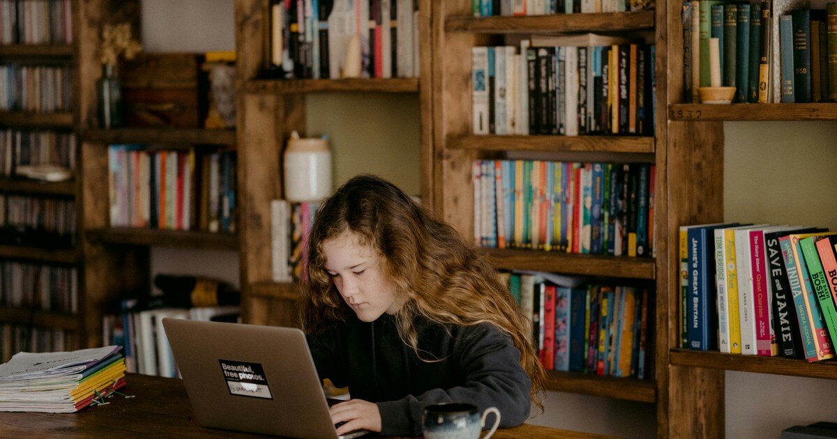 Češi jsou na tom lépe než Slováci. Čtvrtina dospělých u sousedů je na čtenářské úrovni desetiletého dítěte