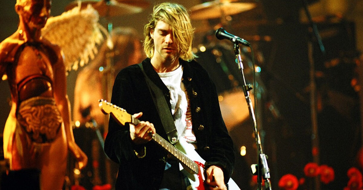 Kytara, kterou rozbil Kurt Cobain, se vydražila za cenu malého pražského bytu