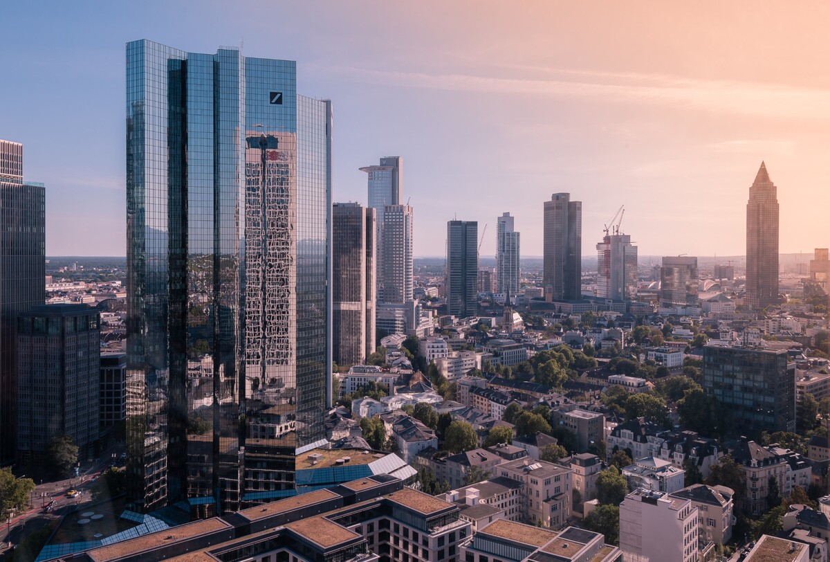 Frankfurt má množstvo výškových budov a jedno z najväčších letísk v Európe. 