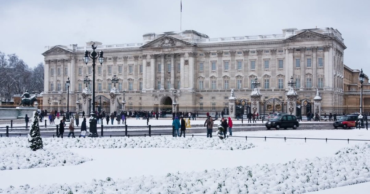 Buckinghamský palác otevírá svůj první vánoční pop-up obchod