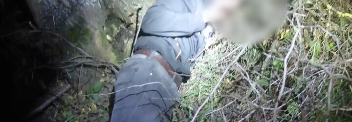 VIDEO: Policie zveřejnila záběry z honičky s nelegálním převaděčem. V křoví ho nakonec vyčmuchal pes