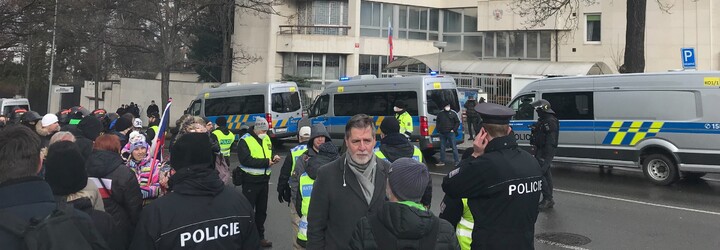 Policie před ruskou ambasádou v Praze zadržela dvě osoby. Podezírá je z popírání a schvalování genocidy