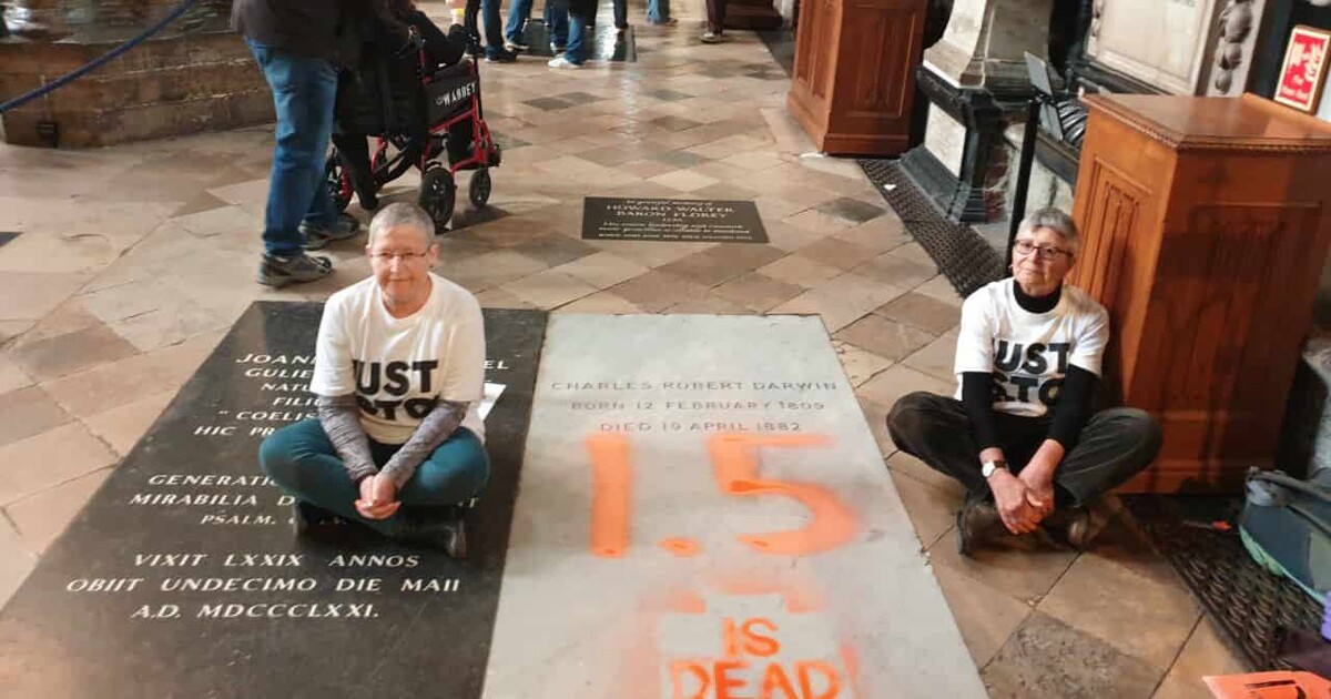 VIDEO: Penzistky v Londýně posprejovaly hrob Charlese Darwina. Chtěly upozornit na klimatickou krizi