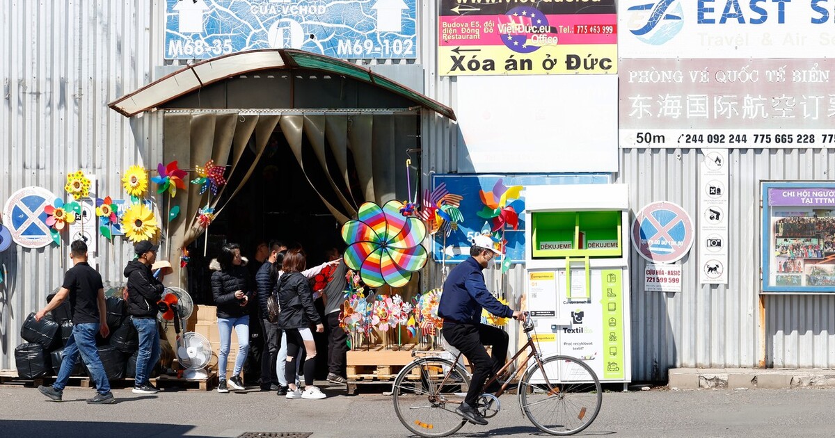 Video: Rasismus jak z páté cenové přímo na zastupitelstvu. Pražský radní parodoval vietnamskou komunitu