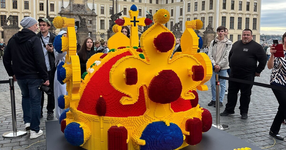 LEGO u Pražského hradu odhalilo svatováclavskou korunu