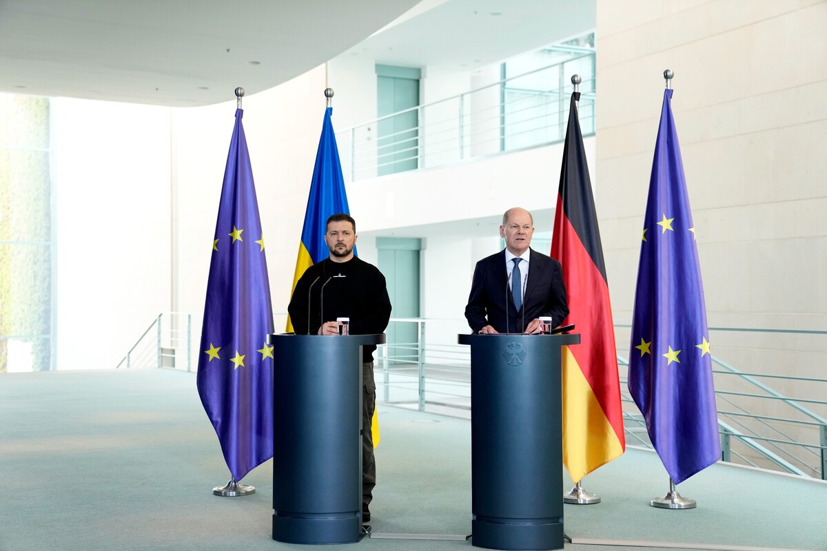 Nemecký kancelár Olaf Scholz (vpravo) a ukrajinský prezident Volodymyr Zelenskyj počas tlačovej konferencie 14. mája 2023 v Berlíne. Ide o vôbec prvú Zelenského návštevu v Nemecku od začiatku ruskej invázie na Ukrajinu vo februári 2022.