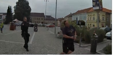 Čech mířil zbraní na lidi, prý chránil zlato Čech mířil zbraní na lidi, prý chránil zlato