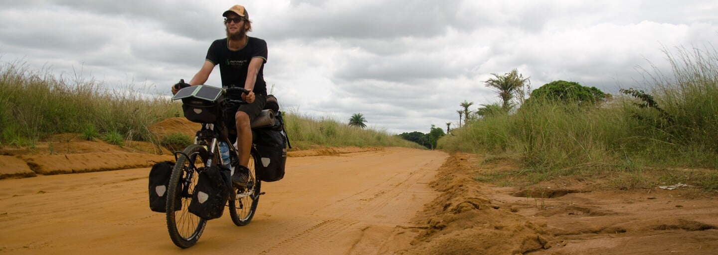 Čech prešiel Afriku zo severu na juh na bicykli. V nohách má 13 000 kilometrov, prekonal Saharu a videl aj veľhada kráľovského