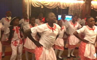Čechy dojalo vystoupení dětí z Nairobi v Keni. Zazpívaly českou hymnu i lidovku Čechy dojalo vystoupení dětí z Nairobi v Keni. Zazpívaly českou hymnu i lidovku