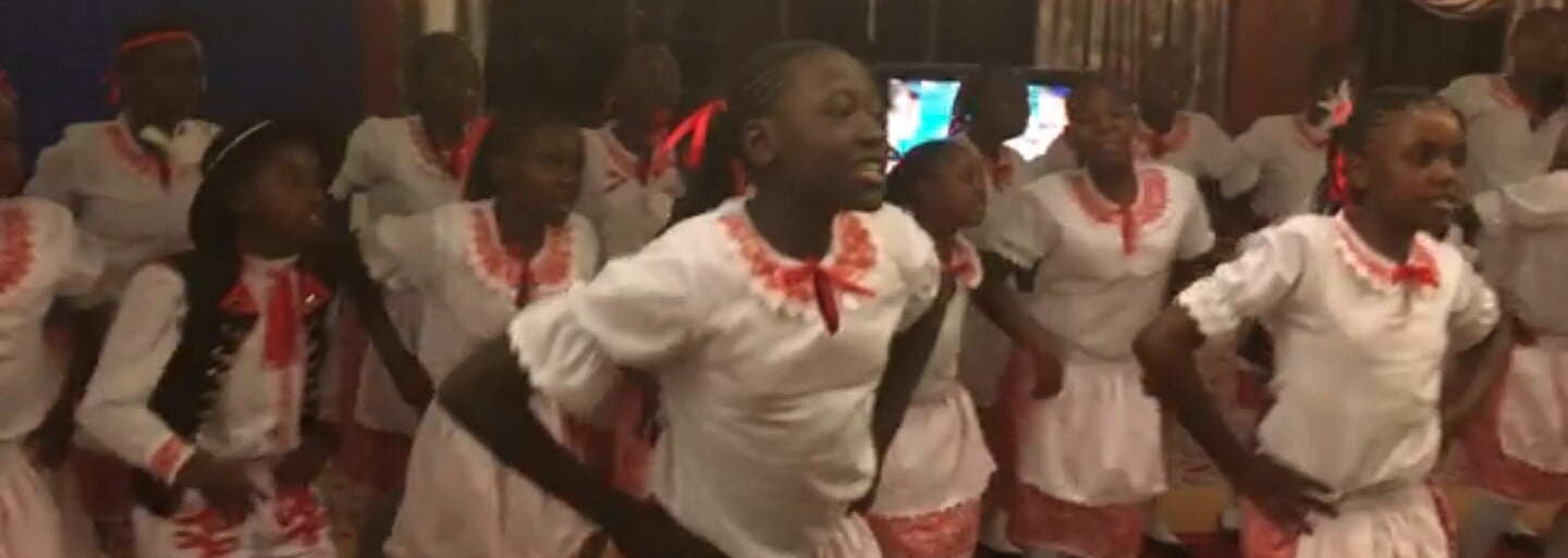 Čechy dojalo vystoupení dětí z Nairobi v Keni. Zazpívaly českou hymnu i lidovku