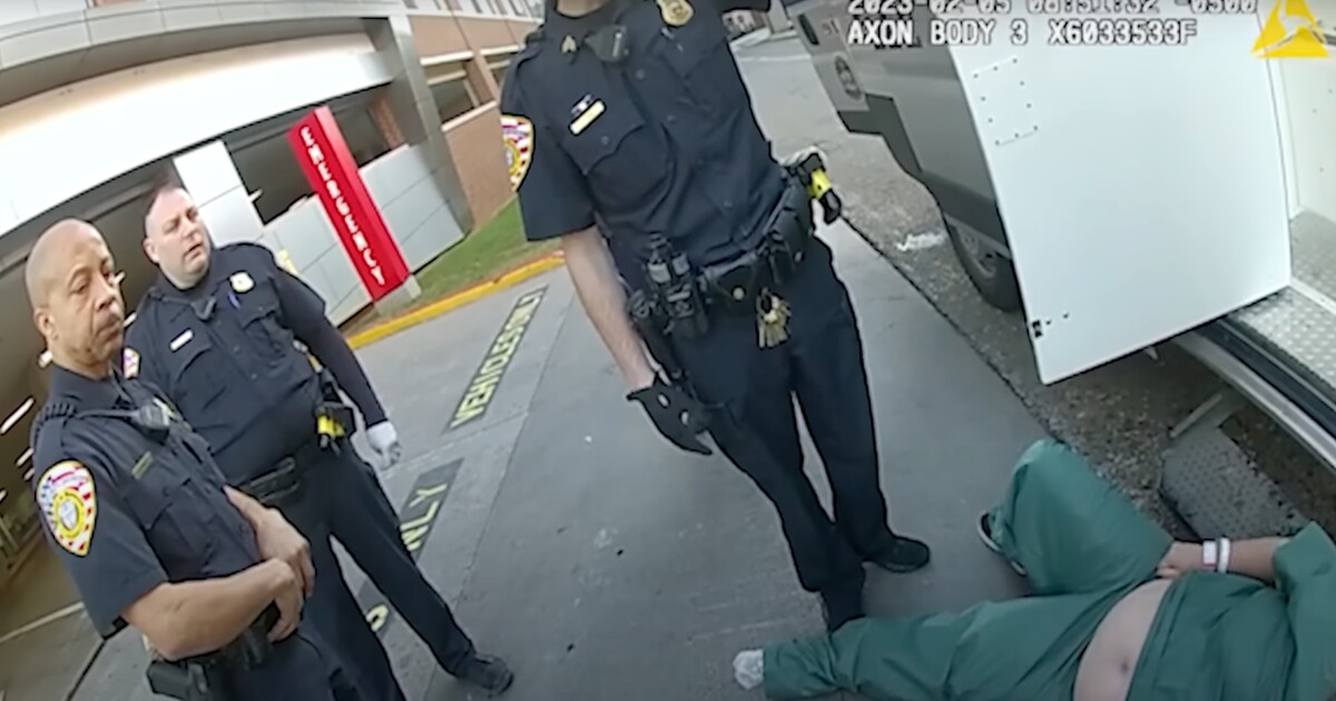 Američanka zemřela poté, co odmítla opustit nemocnici. „Umírám,“ křičela na policisty, kteří ji při zatýkání ponižovali