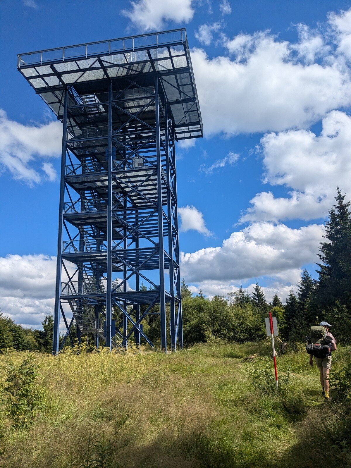 Původní vojenská věž na vrchu Havran sloužila armádě ke sledování vojenských radiotechnických cílů. Po revoluci chátrala a měla být zdemolována, díky nadšencům z Klubu vojenské historie a sportu Tachov se však podařila zrekonstruovat. Z vrcholu při dobrém počasí dohlédneš až na vrcholky Alp.